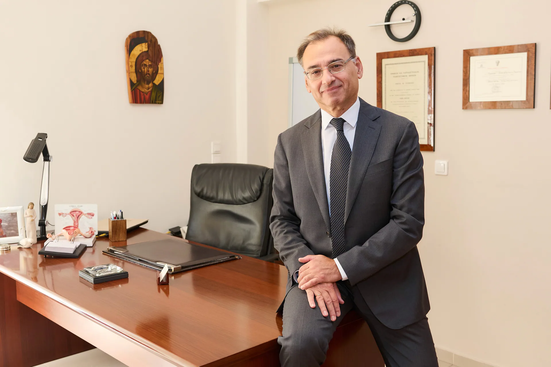 Ο Χρήστος Χατζηδάκης στο ιατρείο του